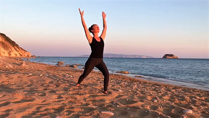 Yoga - guerrier sur la plage
